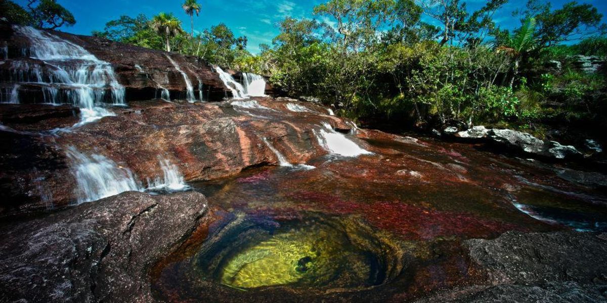Amazónia legszebb természeti kincse: a szivárványfolyó