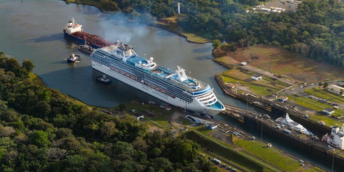 Így haladnak át az óriáshajók a szűk Panama-csatornán