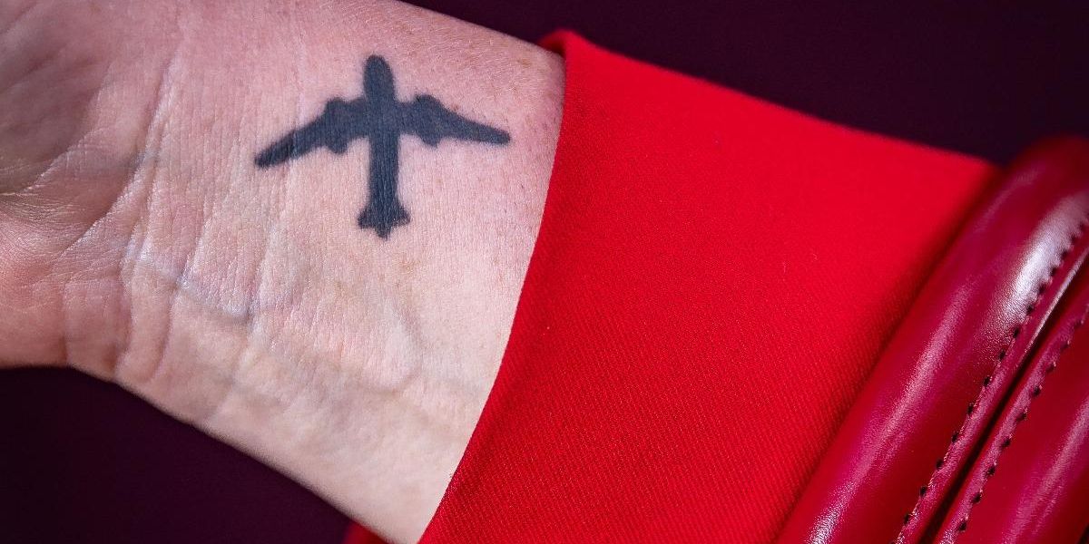 Végre a tetovált légiutas-kísérők is lehetőséget kapnak