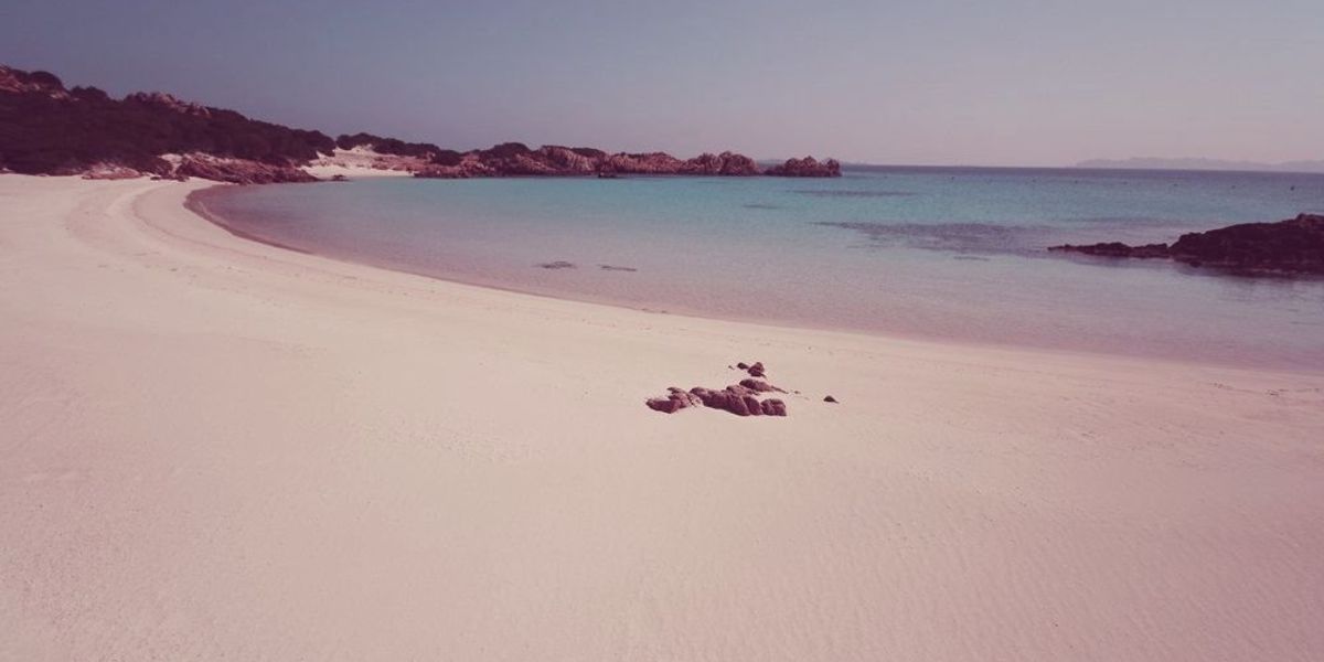 Ezen a rózsaszín homokos tengerparton 3500 eurós büntetést kaphatsz