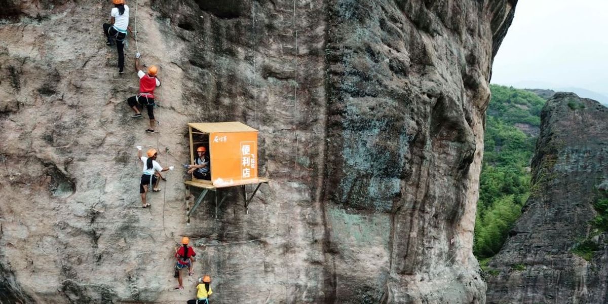 Falra másznak Kína egyik parkjában a vásárlás miatt az emberek