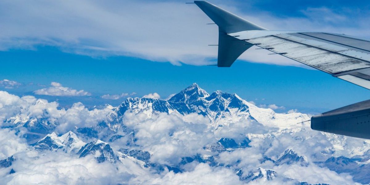Így néz ki, amikor a repülőd „véletlenül” elhalad a Mount Everest mellett