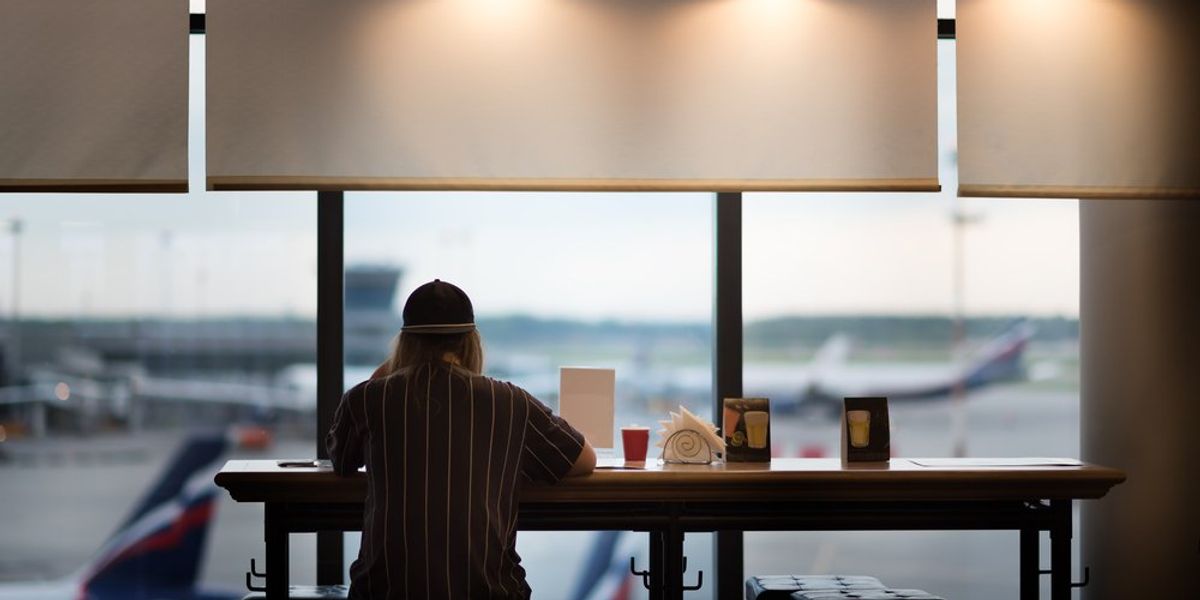 kávézó utas egy repülőtéren